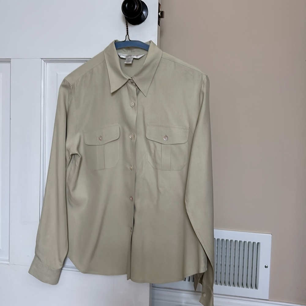💯 silk blouse. Classic style. Celery color. Great condition. Size 6P